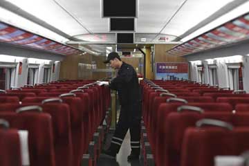 Chine : entretien d'un train à grande vitesse pour la fête du Printemps