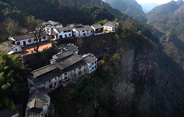 Chine : village construit sur une falaise dans l'Anhui