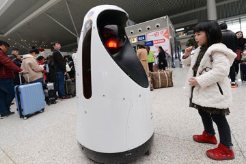 Robot de patrouille à la Gare de l'Est de Zhengzhou