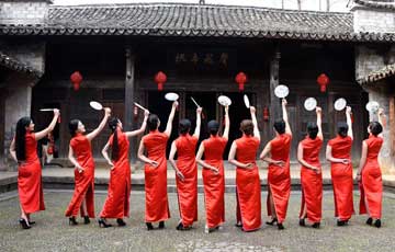 Chine : présentation de qipao au Zhejiang