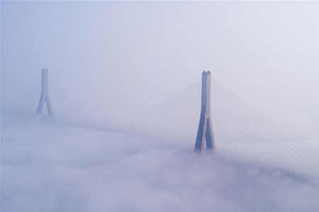 Chine: paysages de la ville de Wuhan enveloppée par le brouillard