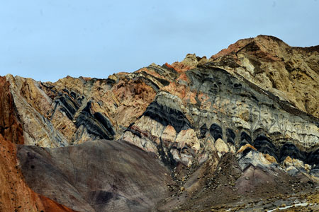 Chine : rochers colorés sur une montagne dans le nord-ouest