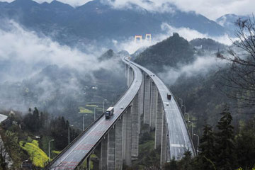 Chine : le pont Siduhe enveloppé de nuages