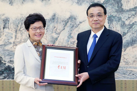 Li Keqiang octroie le certificat de nomination à Lam Cheng Yuet-ngor comme 
chef de l'exécutif de la RAS de Hong Kong