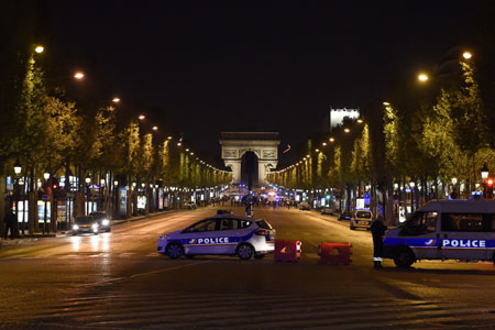 France : l'attentat des Champs-Elysées bouleverse la fin de la campagne présidentielle 
(SYTNHESE)