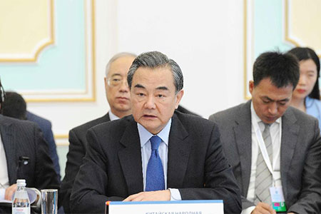 Wang exhorte les membres de l'OCS à renforcer la coopération politique, économique 
et en matière de sécurité