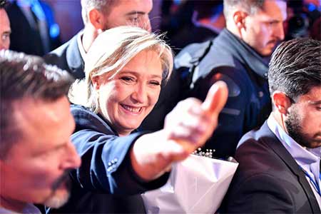 Marine Le Pen se met "en congé" du FN pour exprimer sa volonté de rassemblement en 
visant la présidence