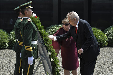 Le président tchèque visite le mémorial du massacre de Nanjing