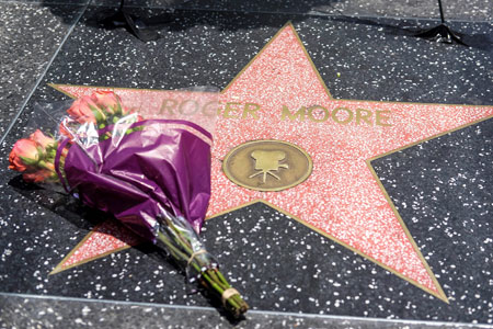 Hommage à Roger Moore sur le Hollywood Walk of Fame