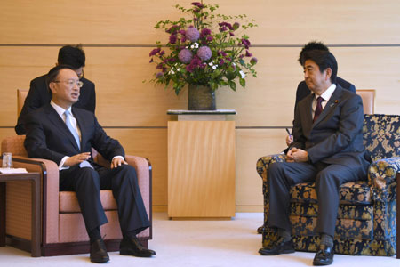 Le conseiller d'Etat chinois appelle le PM japonais à dégager une énergie positive 
dans les relations sino-japonaises