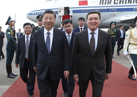 Le président chinois arrive au Kazakhstan pour une visite d'Etat, le sommet de l'OCS 
et l'Expo 2017