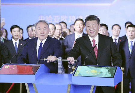 Xi Jinping visite le pavillon chinois de l'exposition d'Astana et appelle à faciliter 
les transports transfrontaliers