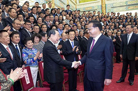 Li Keqiang appelle les Chinois d'outre-mer à s'engager dans l'innovation et la coopération 
économique