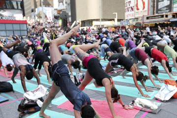 Des milliers de yogis à Times Square à New York