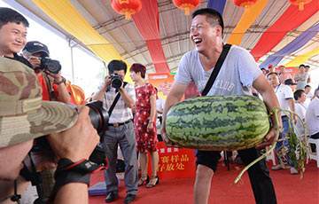 Chine : concours de pastèques au Henan