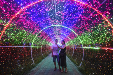 Illuminations colorées dans un parc dans le nord de la Chine