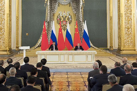 Xi Jinping et Vladimir Poutine invitent les ONG, la presse et les entreprises à contribuer 
davantage aux relations bilatérales