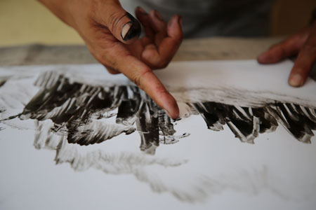 Chine: un peintre qui peint avec ses doigts