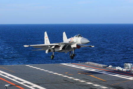 Chine : une formation avec un porte-avions effectue un entraînement transrégional