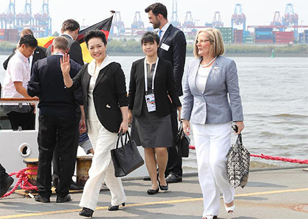 La première dame de Chine visite le port de Hambourg