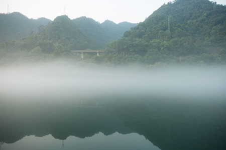 Chine : brouillard sur une rivière dans l'est