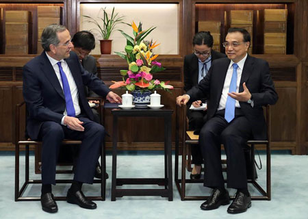 Le Premier ministre chinois rencontre un ancien Premier ministre grec