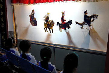 Chine : des enfants découvrent le théâtre d'ombres au Hebei