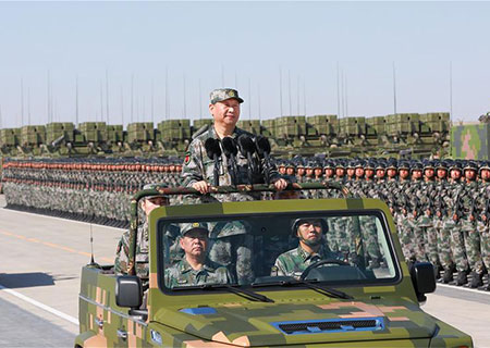 Xi Jinping passe en revue des troupes sur le terrain pour la première fois