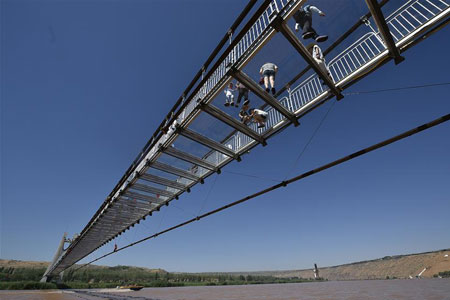 Chine : pont en verre sur le fleuve Jaune dans le nord-ouest