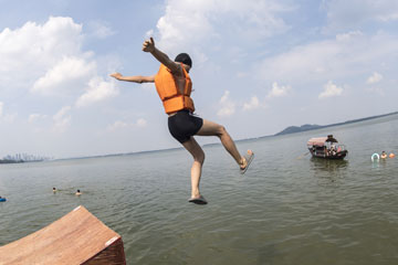 Saut dans le lac Donghu à Wuhan