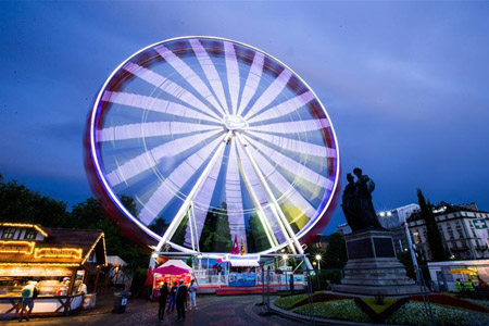 Genève: une grande roue illuminée lors d'un carnaval d'été