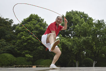 Un passionné de saut à la corde de 68 ans dans l'est de la Chine