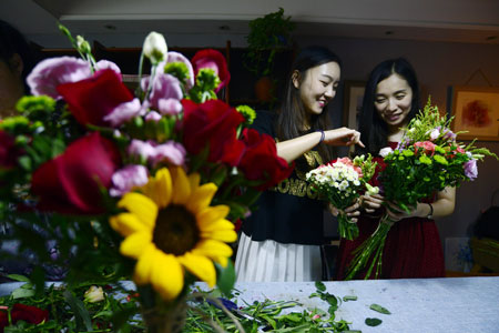 Des femmes apprennent l'art floral avant la Saint-Valentin chinoise