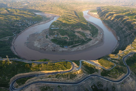 Chine : une nouvelle route le long du fleuve Jaune ouverte à la circulation