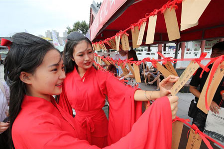 Photos: célébrations pour la fête Qixi en Chine