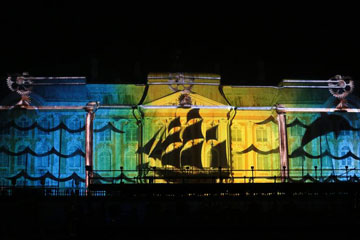 Russie: Un show lumière dans le Palais d'été à Saint-Pétersbourg
