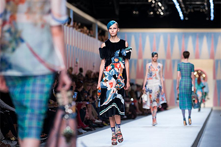 Semaine de la mode de Milan: défilé des créations de Fendi