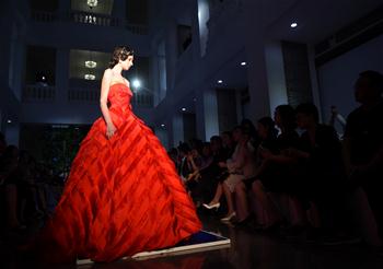 Défilé de mode Haute Couture des créations de Guo Pei à Beijing