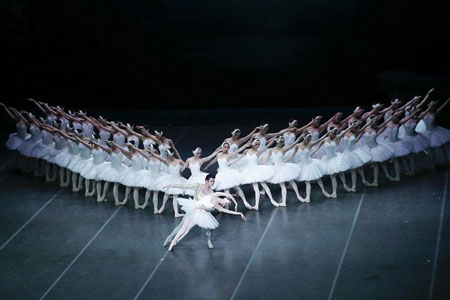 Des danseurs chinois donnent une représentation du ballet "Le Lac des cygnes" en Belgique