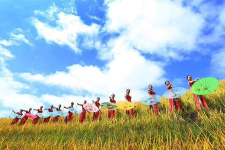 Des femmes présentent les qipao dans le sud de la Chine