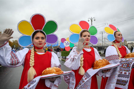 Russie : défilé du Festival mondial de la jeunesse et des étudiants 2017