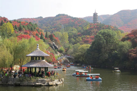 Chine: paysage du site touristique Hongyegu à Jinan