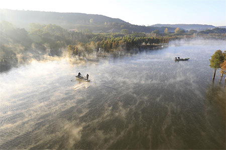 Paysages d'un lac enveloppé de brouillard dans l'est de la Chine