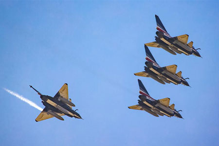 L'équipe de voltige de l'armée de l'air chinoise en route pour les Émirats et le 
Pakistan