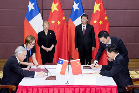 Xi et Bachelet assistent à la signature d'un accord sur la mise à jour de l'accord 
de libre-échange sino-chilien
