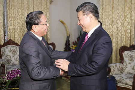 Le président chinois Xi Jinping rencontre l'ancien président du Laos