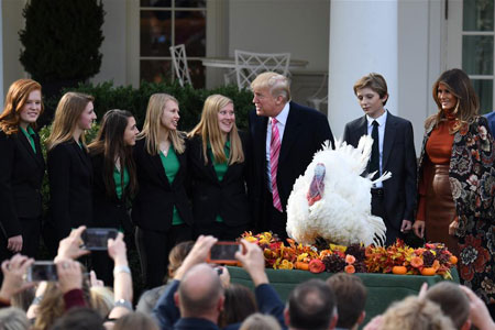 Thanksgiving : Donald Trump gracie une dinde à la Maison Blanche