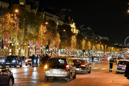 Paris: illuminations de Noël sur les Champs-Élysées