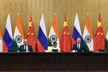 La Chine appelle à des efforts conjoints avec la Russie et l'Inde pour préserver la stabilité internationale