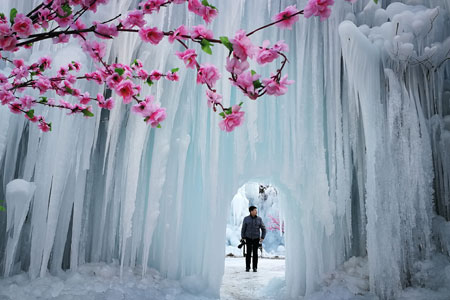 Paysage d'une cascade gelée dans le nord de la Chine